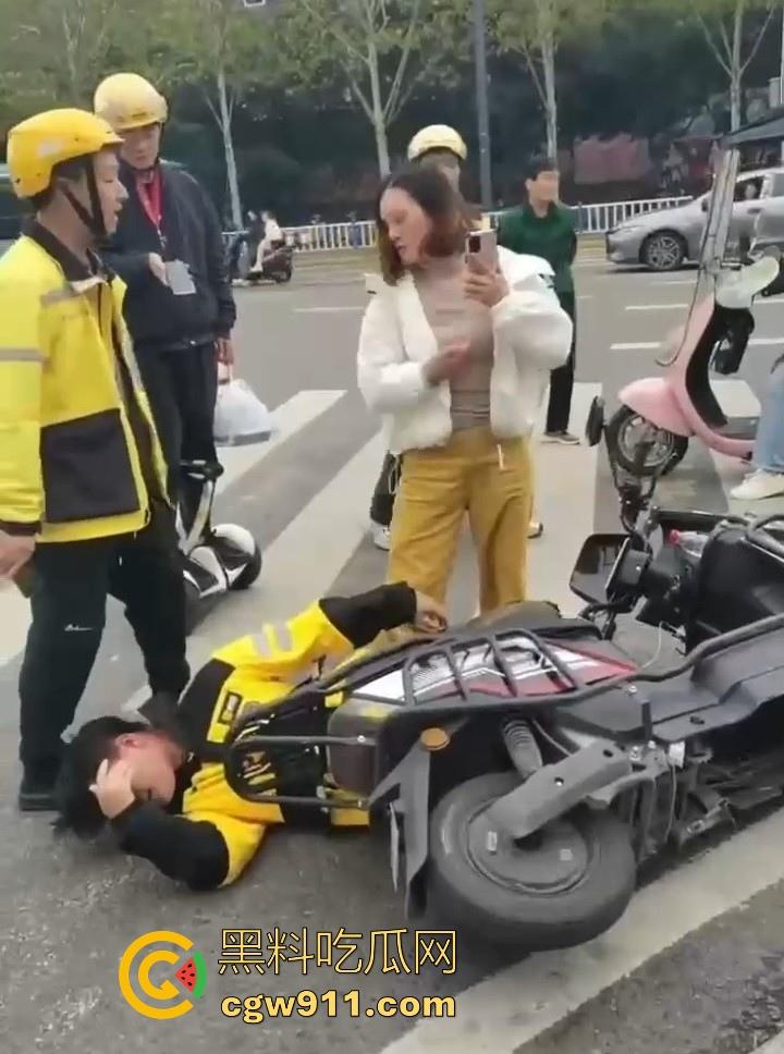 重庆大学城老女人街头醉打美团小哥,踩头踩脸侮辱,打断三根肋骨,小哥全程未还手,这大姐打完人还极其嚣张!