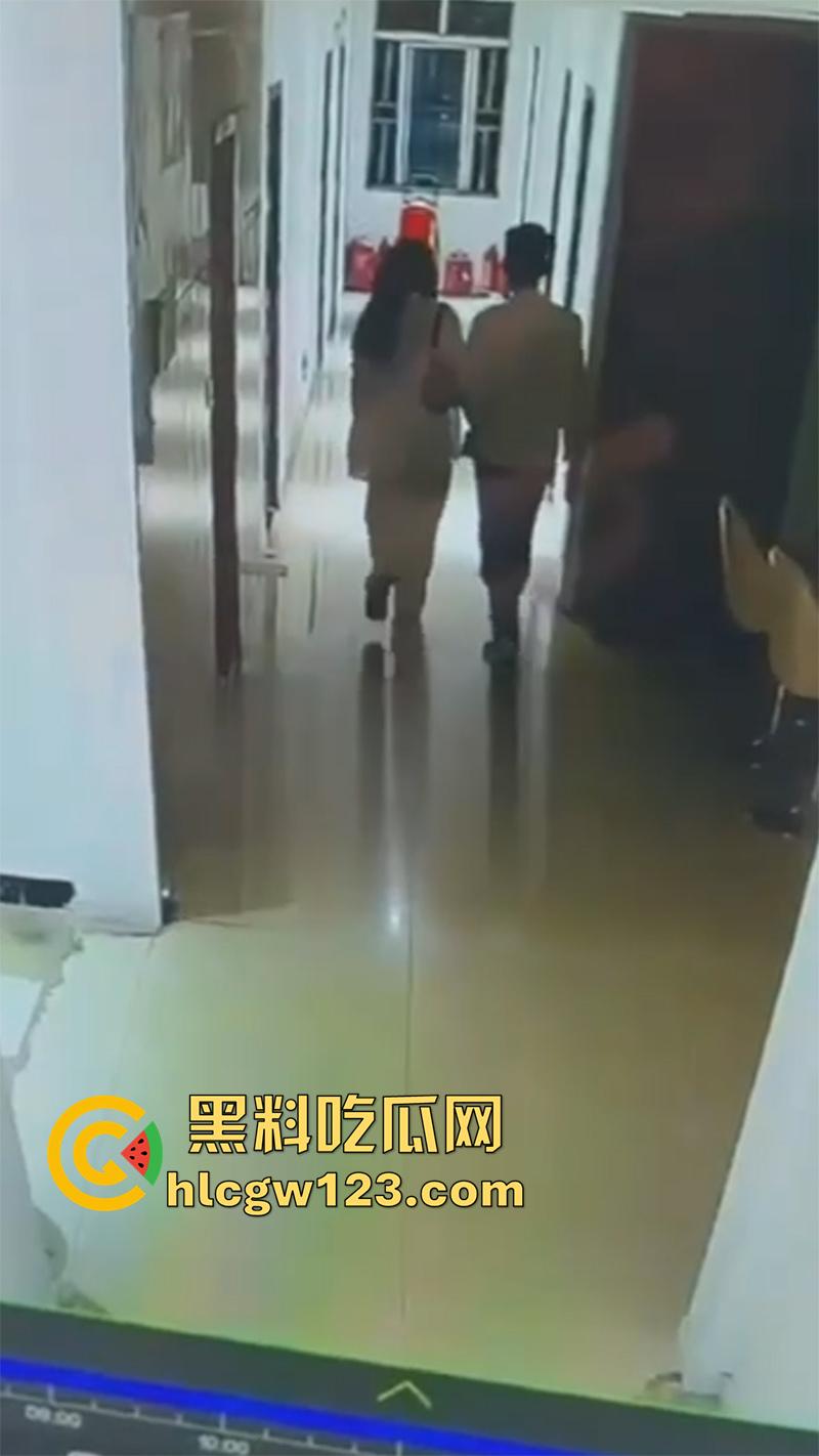 监控实拍捉奸现场，小伙约炮少妇酒店开房，还没进屋就被大哥当场逮住，一脚飞踢直接跑路！