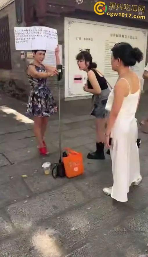 广东52岁富婆街头在线征婚大屌男,自称可给700万彩礼,骚逼常年未滋润渴望性爱,有意联系!