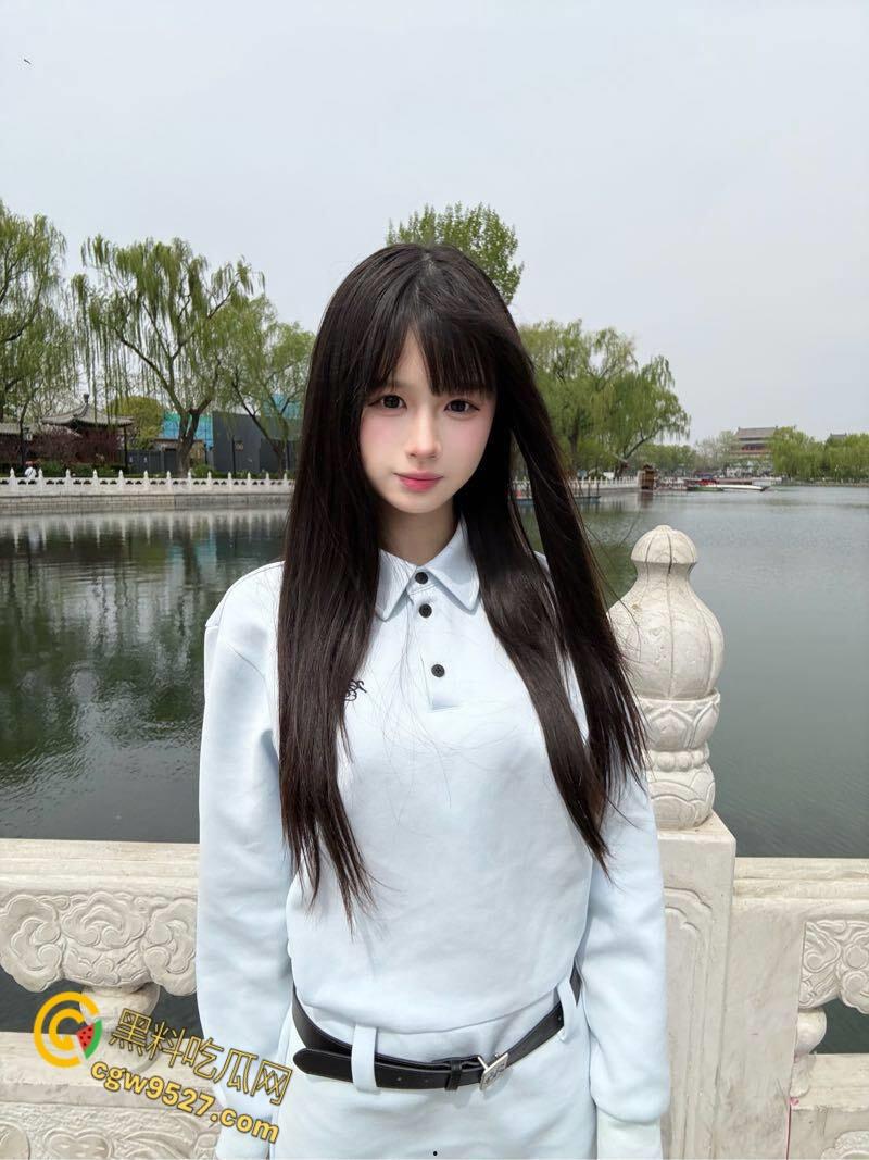 带妹妹野外钓鱼，寂寞妹妹脱衣露出，小树林里狂操妹妹骚穴，暴力打桩无套抽插内射，操的妹妹喷个不停！