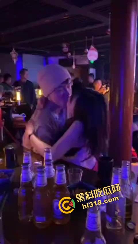 单身狗夜店必修课，喝醉勾搭人妻偷吃人妻鲍鱼，淫男乱女嗨翻全场，极致放荡夜生活曝光！