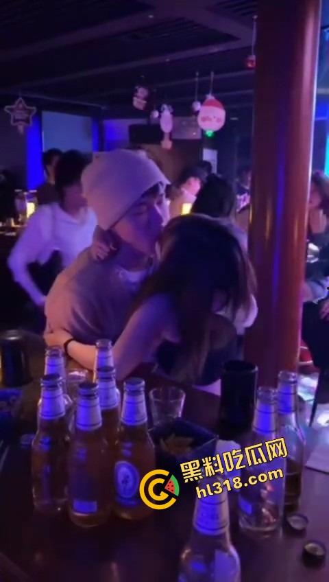 单身狗夜店必修课,喝醉勾搭人妻偷吃人妻鲍鱼,淫男乱女嗨翻全场,极致放荡夜生活曝光!