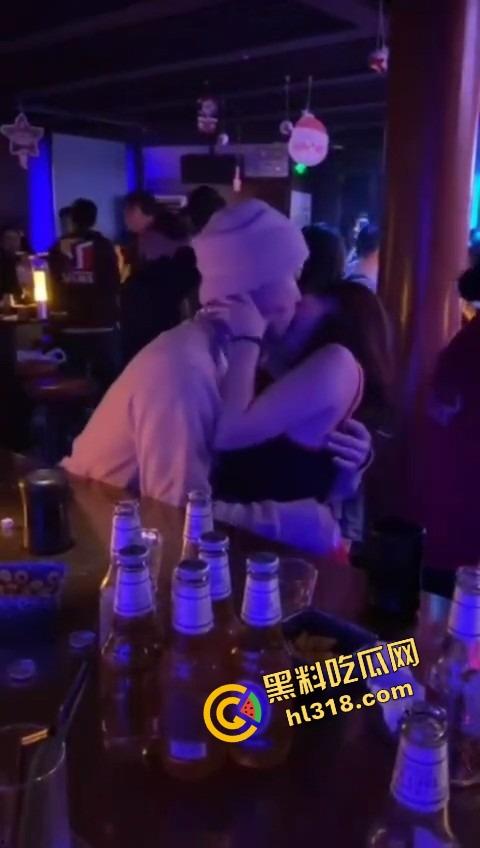 单身狗夜店必修课,喝醉勾搭人妻偷吃人妻鲍鱼,淫男乱女嗨翻全场,极致放荡夜生活曝光!