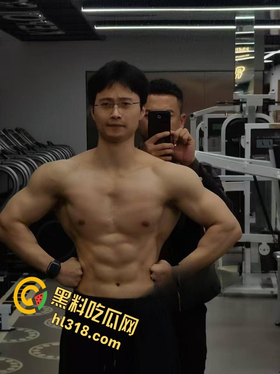 浙江苍南音乐老师【洪冬暖】,出轨肌肉猛男被抓,原配带队酒店掀翻床戏,对白暴揍场面超燃!