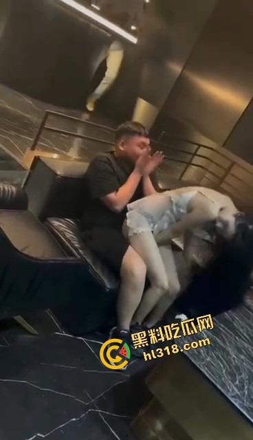 单身狗夜店必修课,喝醉勾搭人妻偷吃人妻鲍鱼,淫男乱女嗨翻全场,极致放荡夜生活曝光!