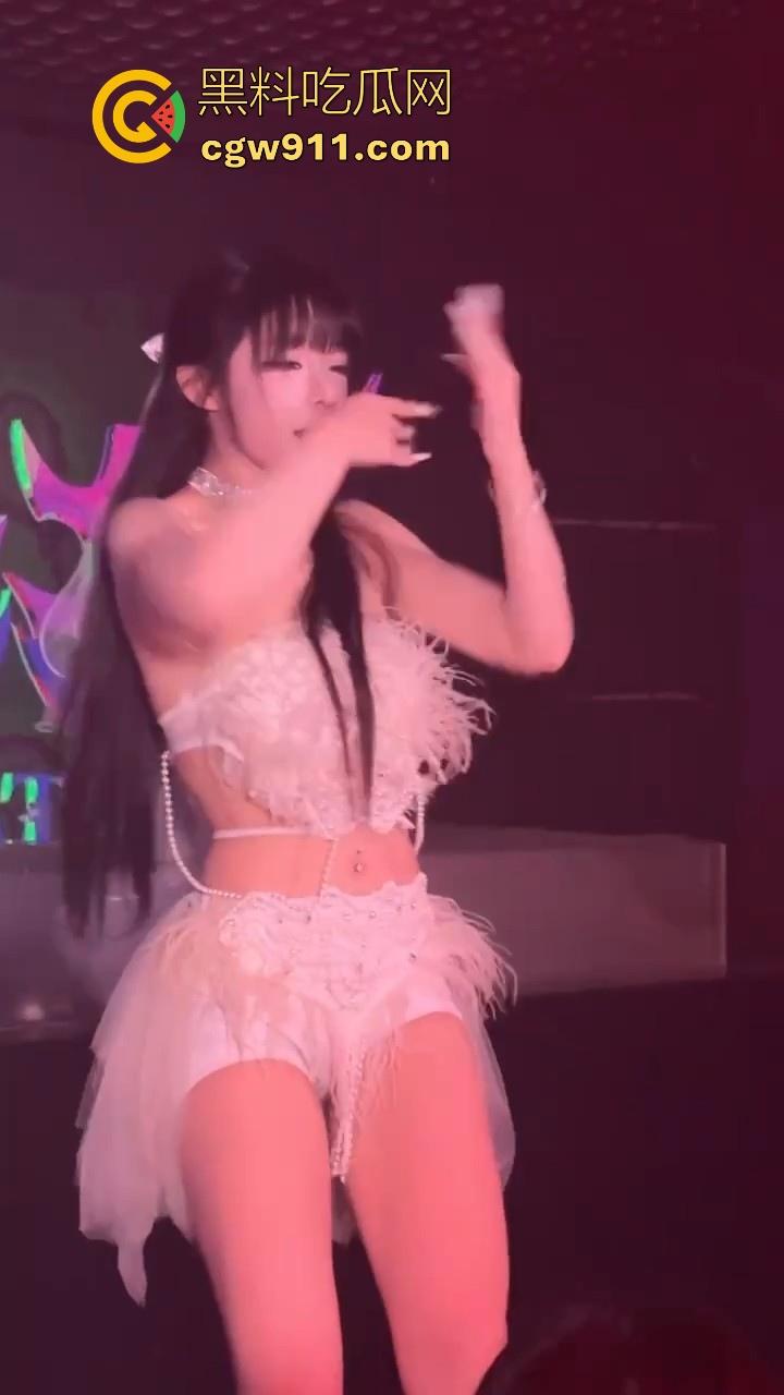 前面跳得有多骚，私下给就操的有多狼狈，土豪重金拿下酒吧模特，骑乘内射狠狠满足！