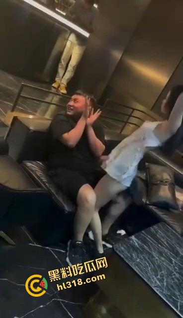 单身狗夜店必修课,喝醉勾搭人妻偷吃人妻鲍鱼,淫男乱女嗨翻全场,极致放荡夜生活曝光!