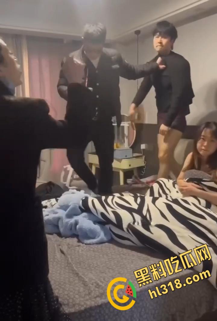 浙江苍南音乐老师【洪冬暖】,出轨肌肉猛男被抓,原配带队酒店掀翻床戏,对白暴揍场面超燃!