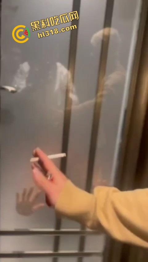 单身狗夜店必修课,喝醉勾搭人妻偷吃人妻鲍鱼,淫男乱女嗨翻全场,极致放荡夜生活曝光!