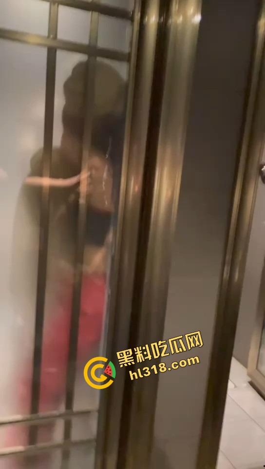 单身狗夜店必修课,喝醉勾搭人妻偷吃人妻鲍鱼,淫男乱女嗨翻全场,极致放荡夜生活曝光!