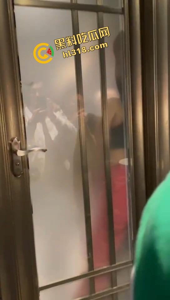 单身狗夜店必修课,喝醉勾搭人妻偷吃人妻鲍鱼,淫男乱女嗨翻全场,极致放荡夜生活曝光!