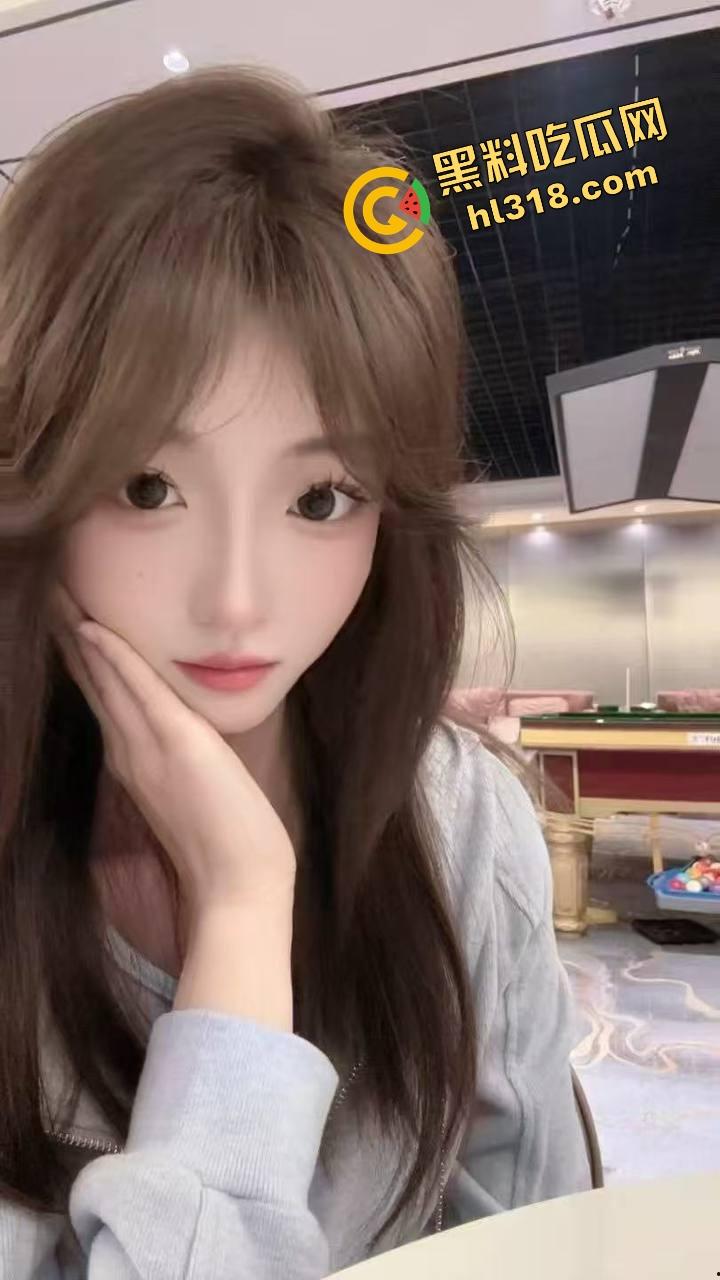 大学生课堂露出，调教到位随时配合，春夏秋冬课上全程听话，露奶露逼随你来，教室啪啪都不是事！