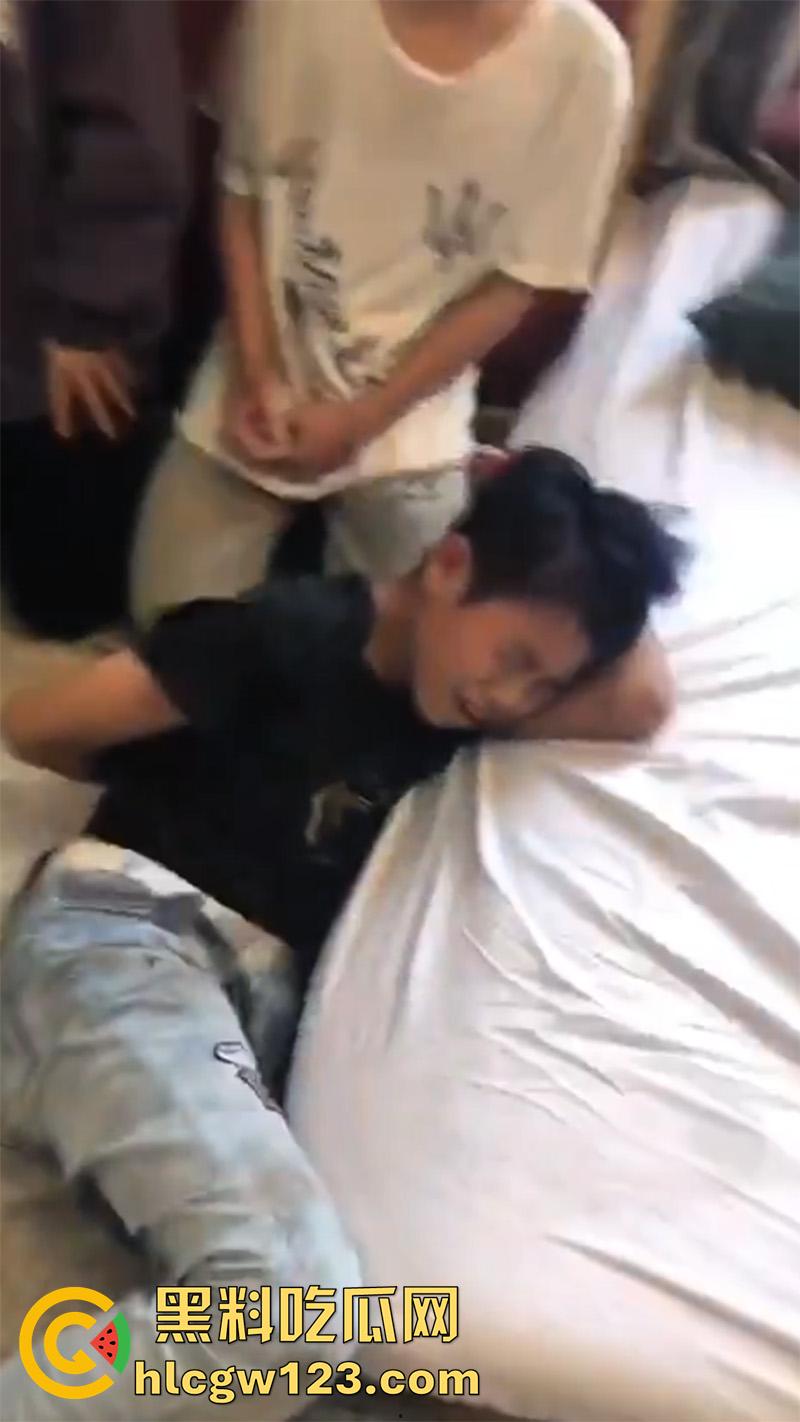 广东最怂精神小伙，被人霸凌吓尿裤子，就这点逼胆还出来混，后面跪着那俩更惨人熊熊一窝啊！