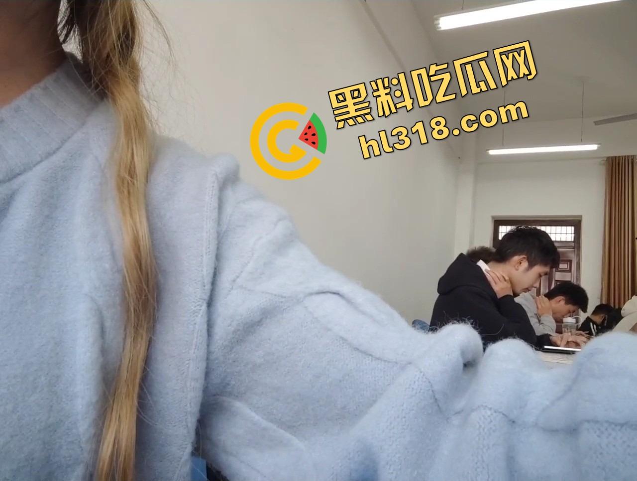 大学生课堂露出,调教到位随时配合,春夏秋冬课上全程听话,露奶露逼随你来,教室啪啪都不是事!