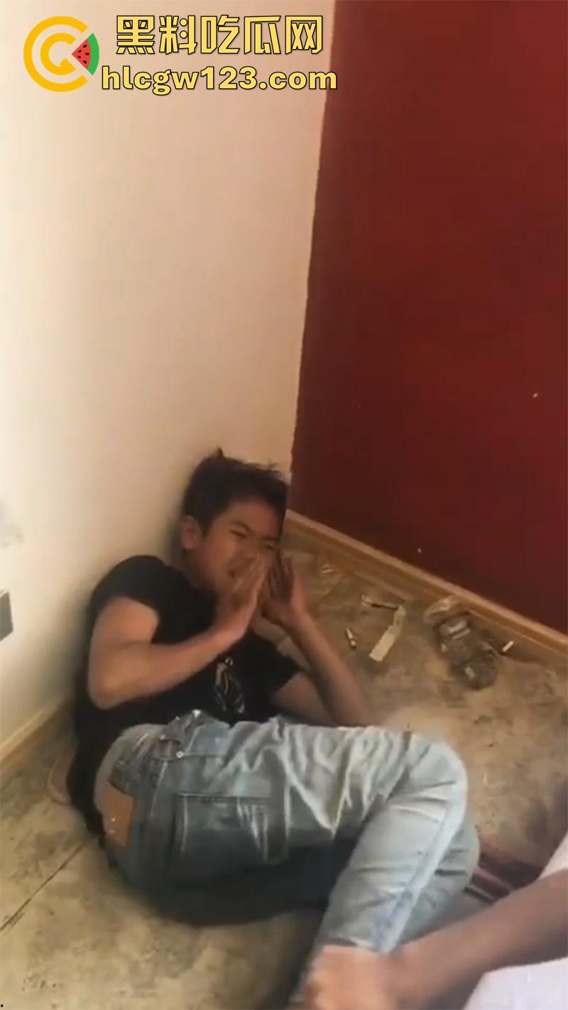 广东最怂精神小伙,被人霸凌吓尿裤子,就这点逼胆还出来混,后面跪着那俩更惨人熊熊一窝啊!