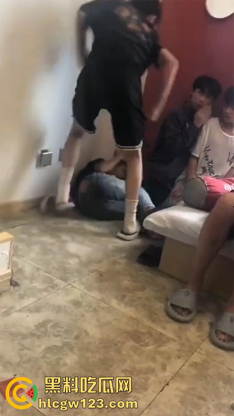 广东最怂精神小伙,被人霸凌吓尿裤子,就这点逼胆还出来混,后面跪着那俩更惨人熊熊一窝啊!