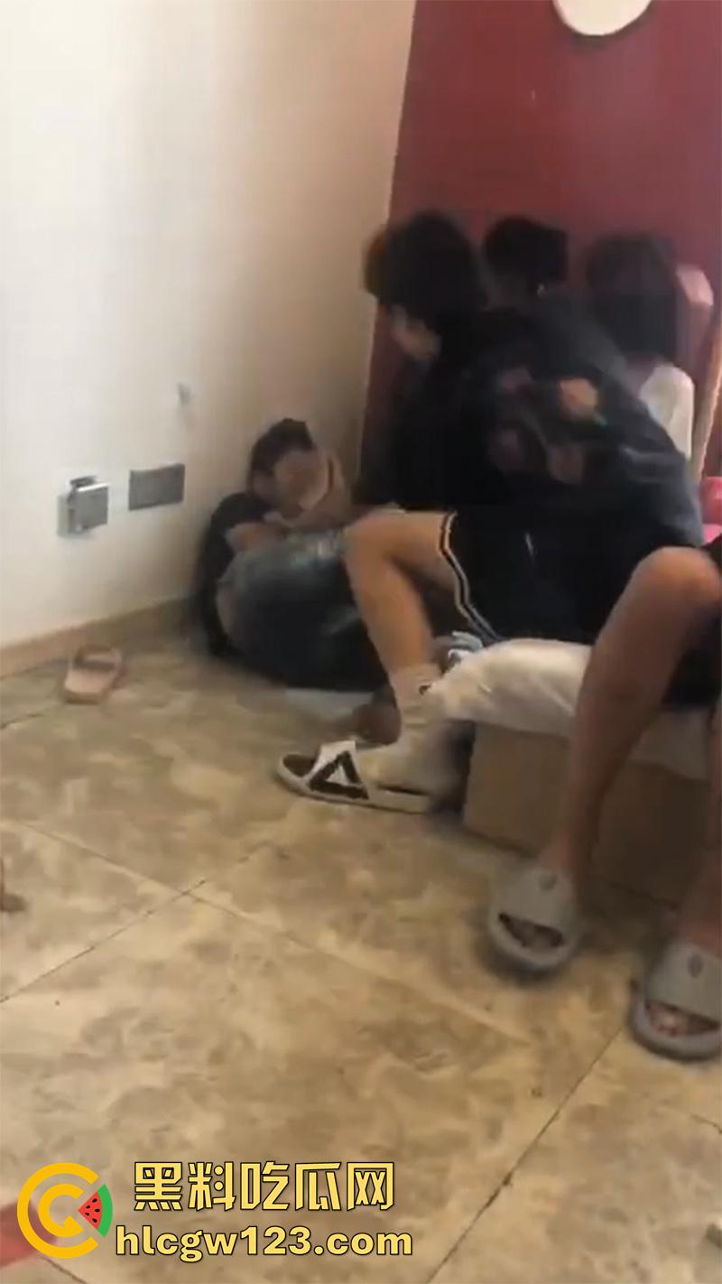 广东最怂精神小伙,被人霸凌吓尿裤子,就这点逼胆还出来混,后面跪着那俩更惨人熊熊一窝啊!