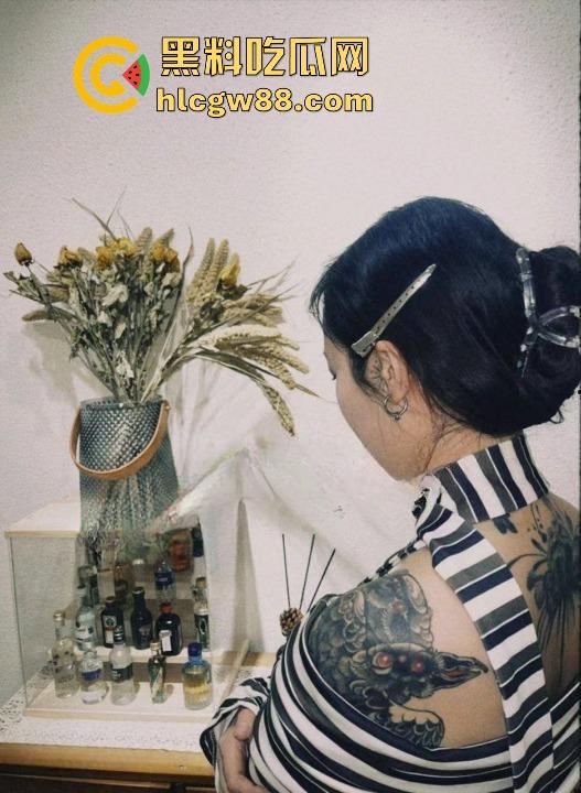 抖音纹身师店老板娘【lee李李】性爱视频流出,符文战神诱人巨乳,纹身三次就简单拿下!