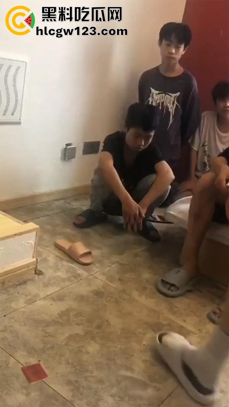 广东最怂精神小伙,被人霸凌吓尿裤子,就这点逼胆还出来混,后面跪着那俩更惨人熊熊一窝啊!