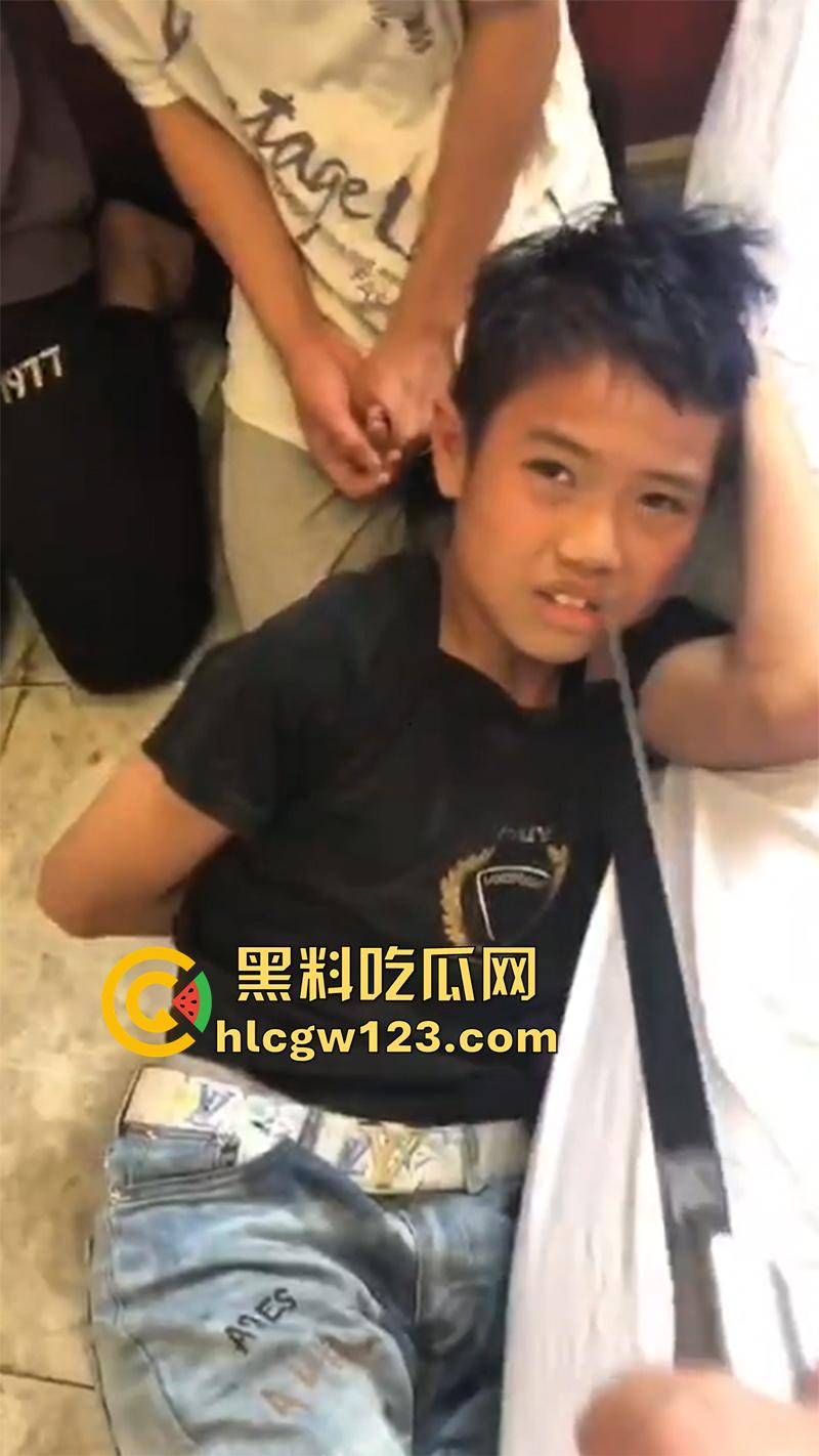 广东最怂精神小伙,被人霸凌吓尿裤子,就这点逼胆还出来混,后面跪着那俩更惨人熊熊一窝啊!