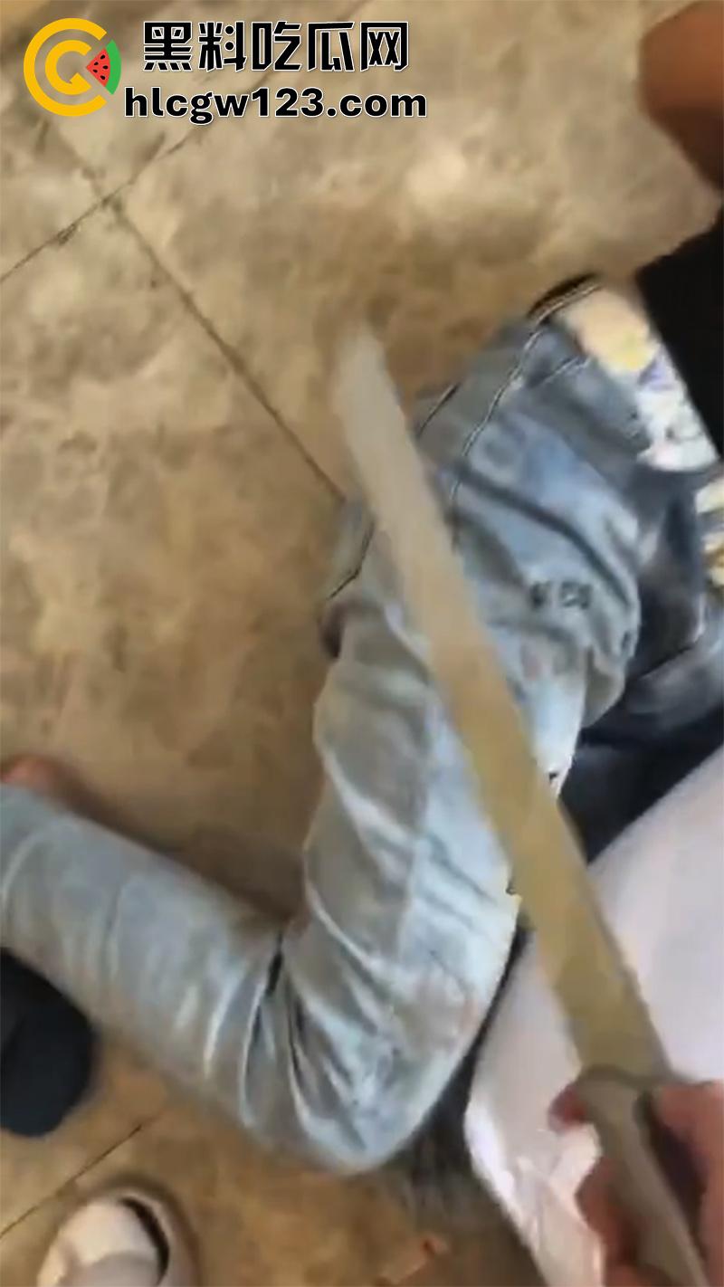 广东最怂精神小伙,被人霸凌吓尿裤子,就这点逼胆还出来混,后面跪着那俩更惨人熊熊一窝啊!