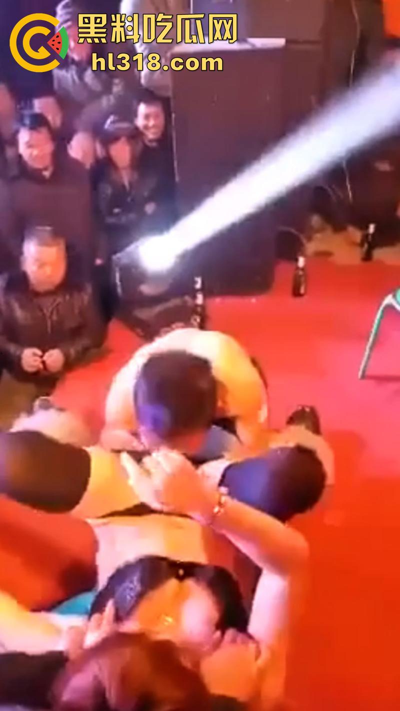 河南农村低俗成人表演，骚逼舞台上邀请观众，上台舔穴吃逼，旁边的大爷都兴奋坏了，看来是馋了啊！