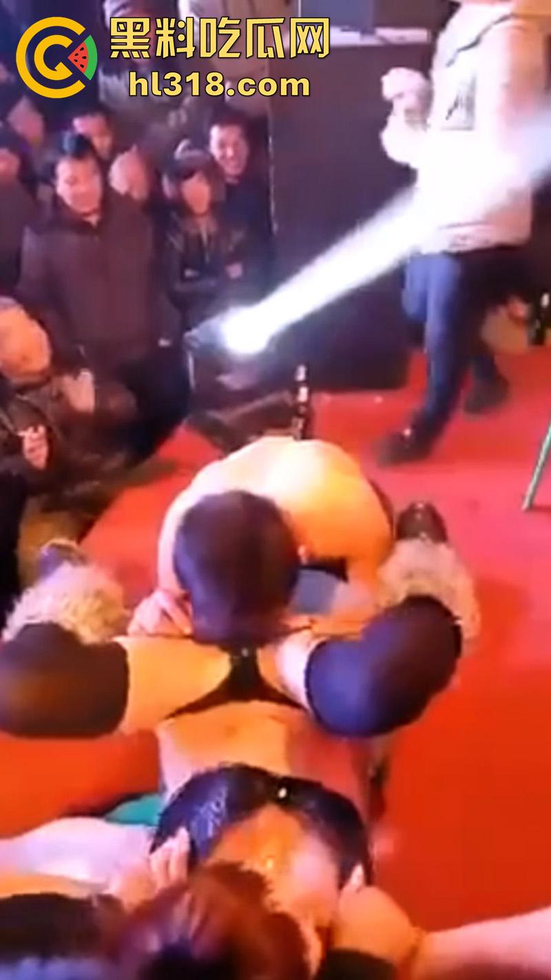 河南农村低俗成人表演,骚逼舞台上邀请观众,上台舔穴吃逼,旁边的大爷都兴奋坏了,看来是馋了啊!