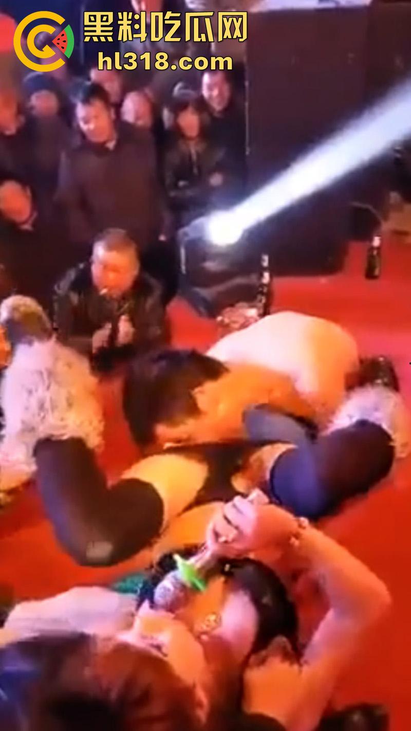 河南农村低俗成人表演,骚逼舞台上邀请观众,上台舔穴吃逼,旁边的大爷都兴奋坏了,看来是馋了啊!