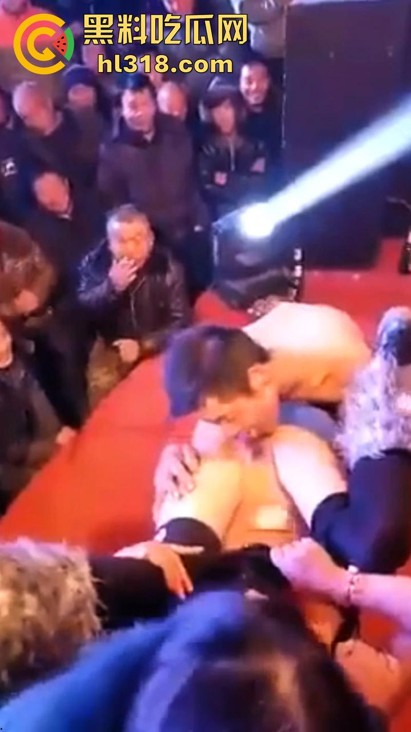 河南农村低俗成人表演,骚逼舞台上邀请观众,上台舔穴吃逼,旁边的大爷都兴奋坏了,看来是馋了啊!