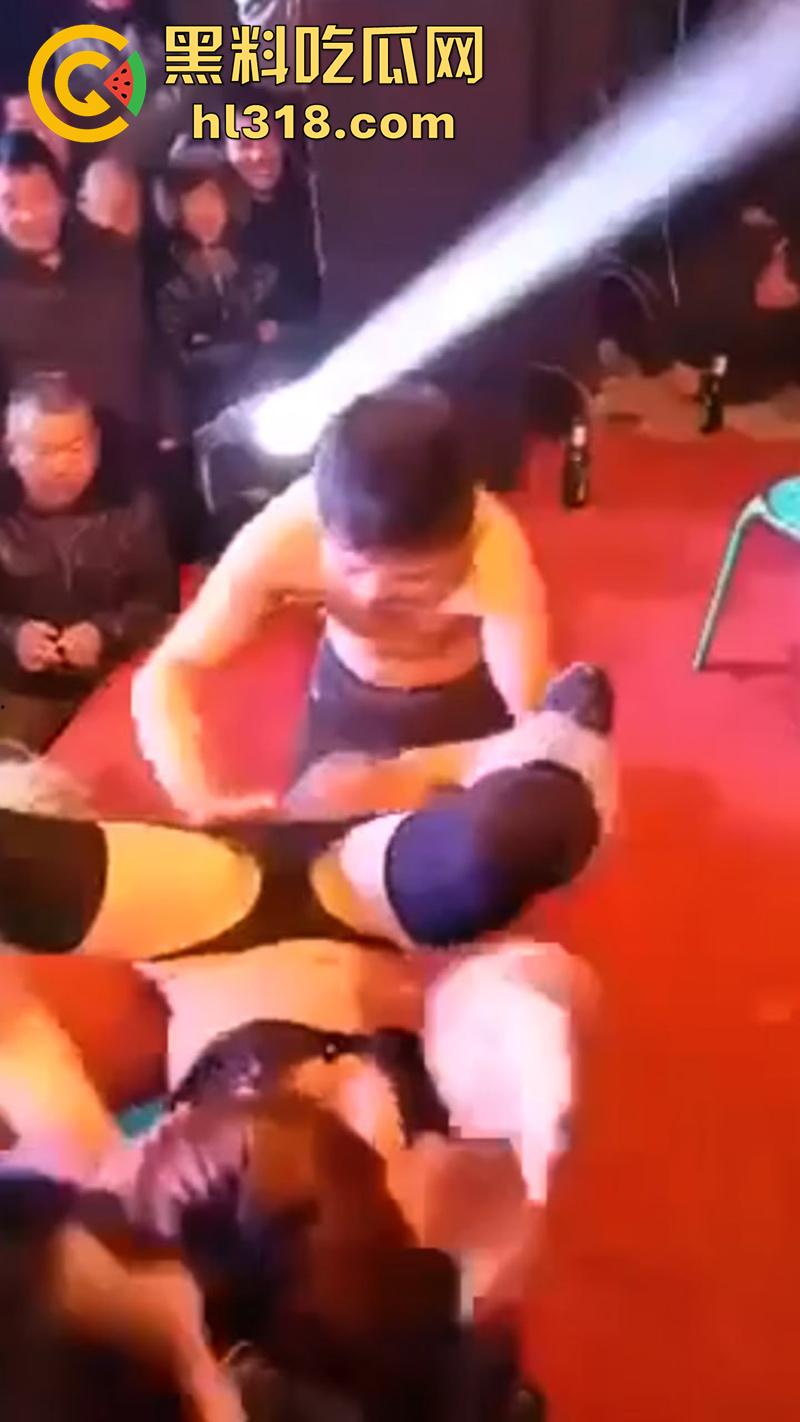 河南农村低俗成人表演,骚逼舞台上邀请观众,上台舔穴吃逼,旁边的大爷都兴奋坏了,看来是馋了啊!