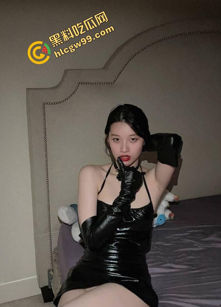 江苏南通反差骚母狗【苏畅】天生肉便器精盆欲求不满,深喉口爆情趣内衣各种后入爆操!