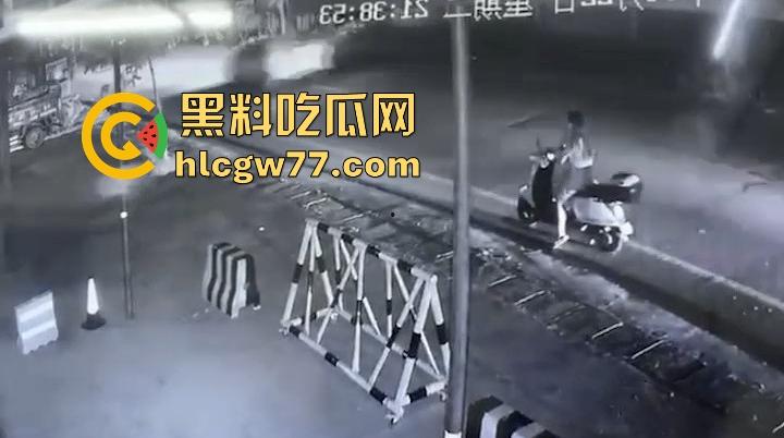 全网热瓜 潮汕大街惊现裸女 广东潮汕小仙女骑车突然停车把自己扒光全裸骑行!