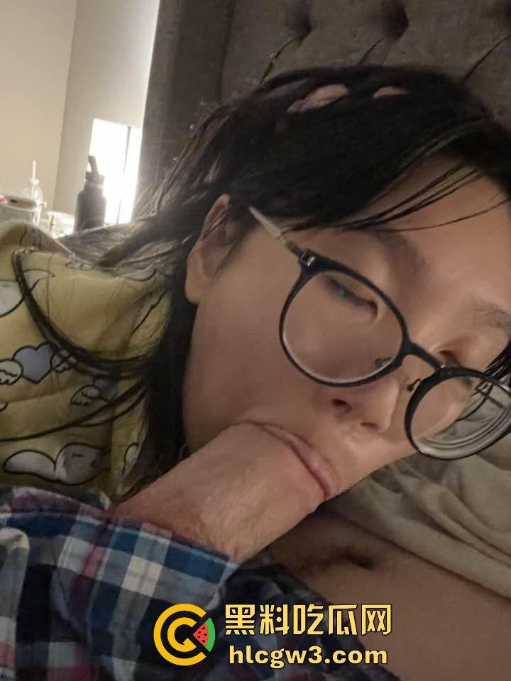 美国留学生眼镜反差婊【杰西】疯狂口爆巨根，满脸享受直呼洋人的屌最好吃！
