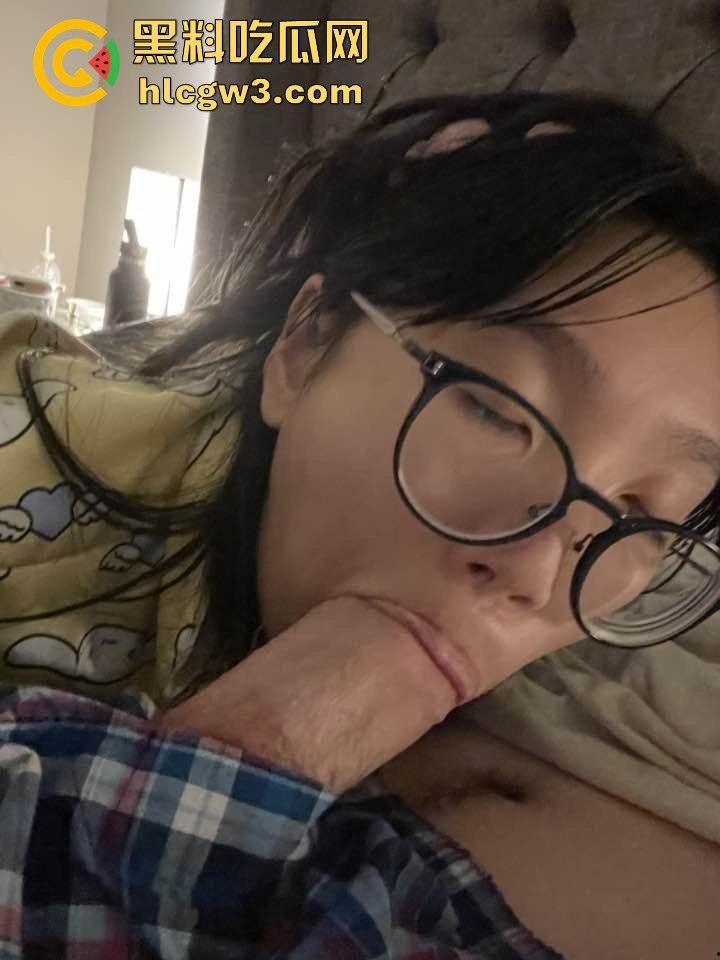 美国留学生眼镜反差婊【杰西】疯狂口爆巨根,满脸享受直呼洋人的屌最好吃!