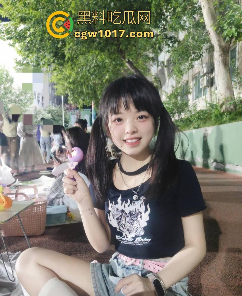 学生情侣学校储藏室偷吃禁果被偷拍，直接解开裤子让女的舔硬然后压倒抽插，淫荡小穴疯狂流水，是真的羡慕呀！