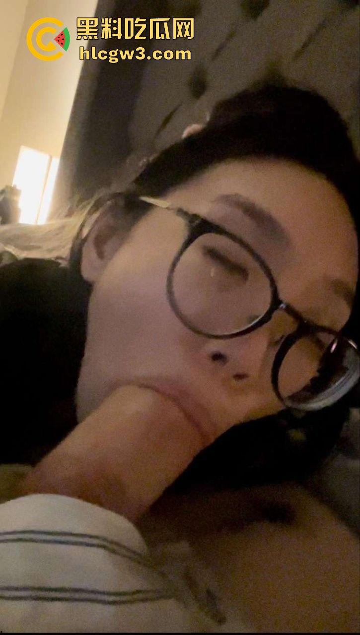 美国留学生眼镜反差婊【杰西】疯狂口爆巨根,满脸享受直呼洋人的屌最好吃!