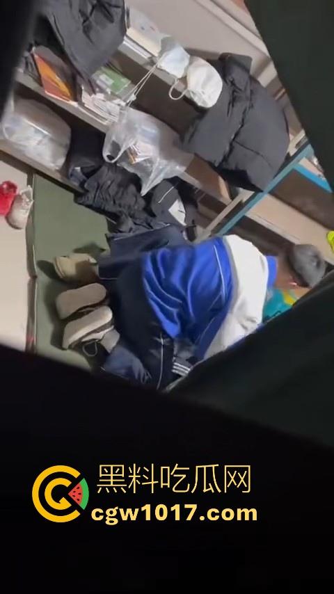 学生情侣学校储藏室偷吃禁果被偷拍,直接解开裤子让女的舔硬然后压倒抽插,淫荡小穴疯狂流水,是真的羡慕呀!