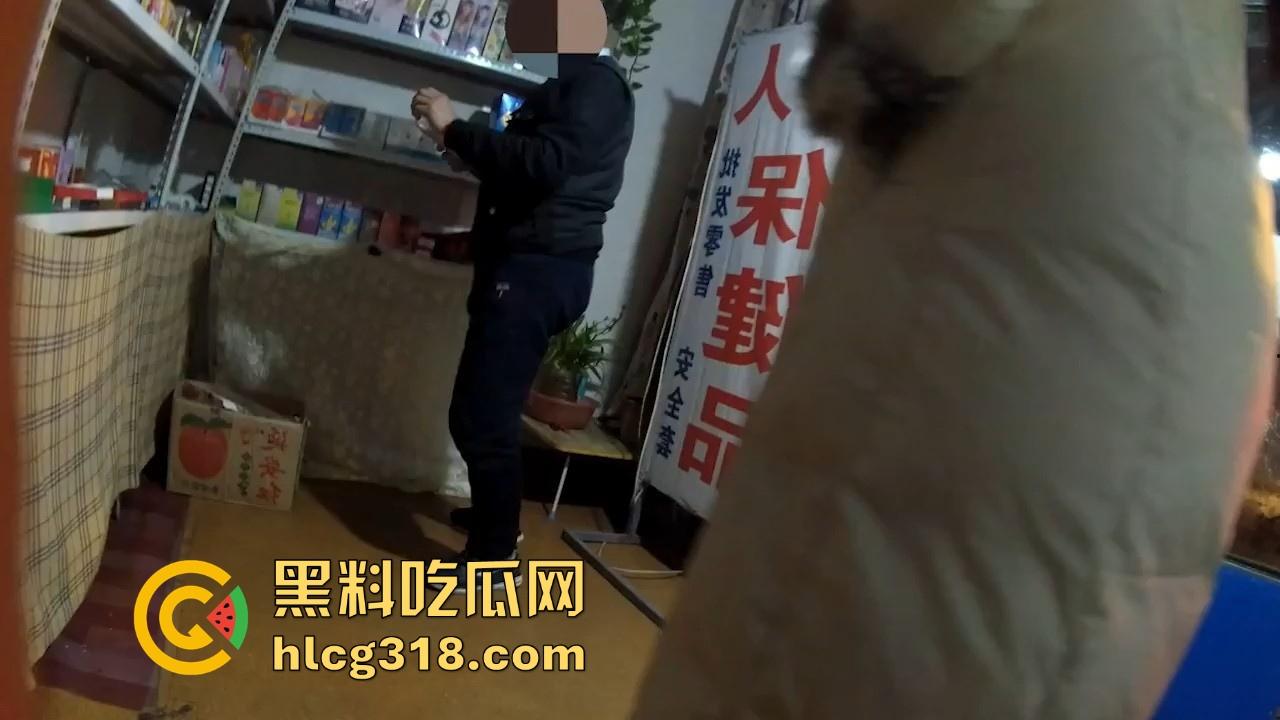 成人用品店现场试穿试用老板推荐商品！与老板在小床上激情玩弄小道具，老板定力真强！
