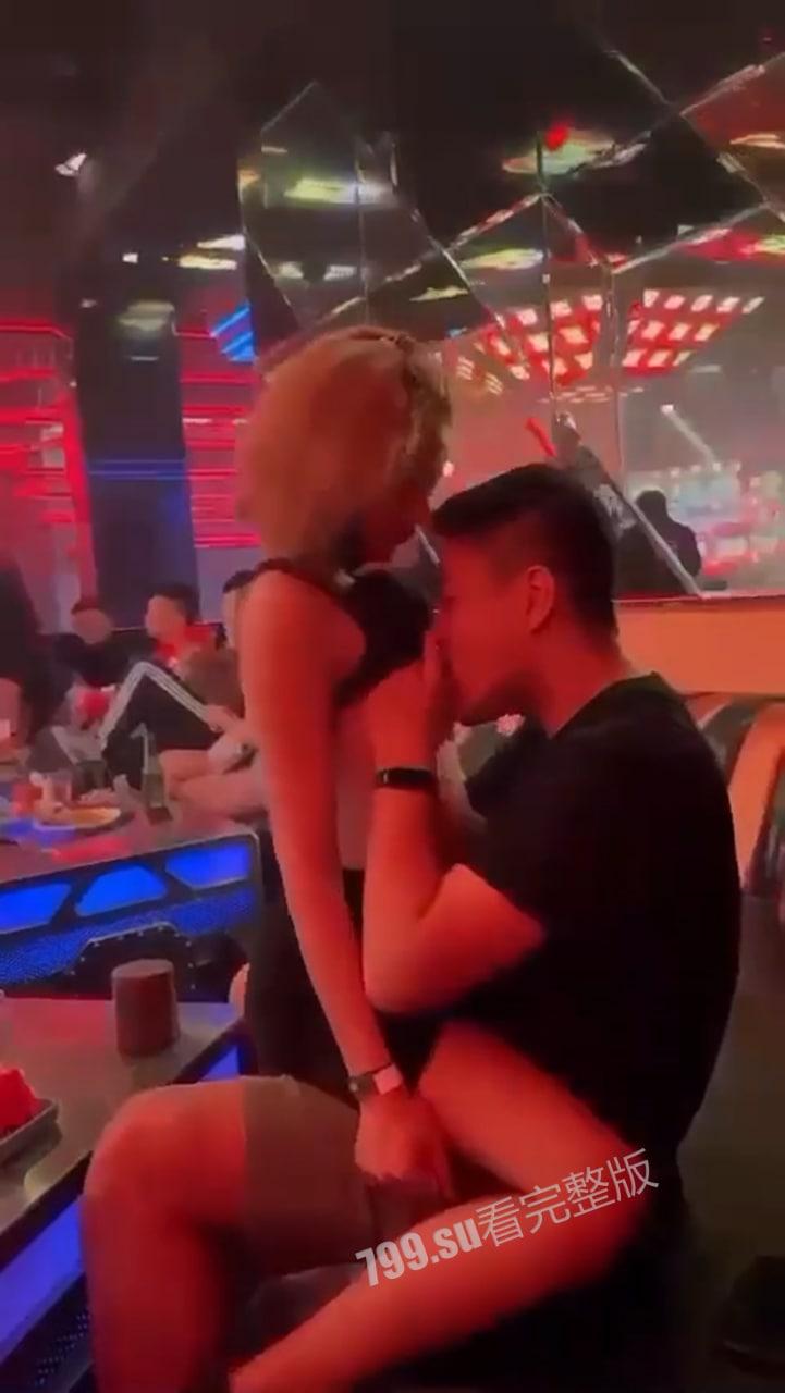 台湾 台中南屯区夜店陌生男女当众脱裤爱抚私处 被警方传唤后 怪酒喝太多 夜店太催情