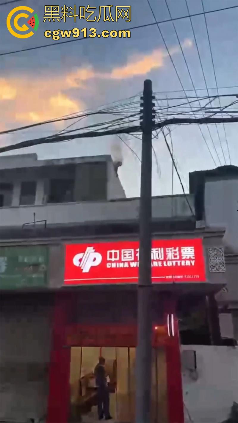 偷情人妻竟丢了命， 四川成都郫县一男子，偷情彩票站老板娘，老公突然回来只能躲在楼顶，竟被当场电死！