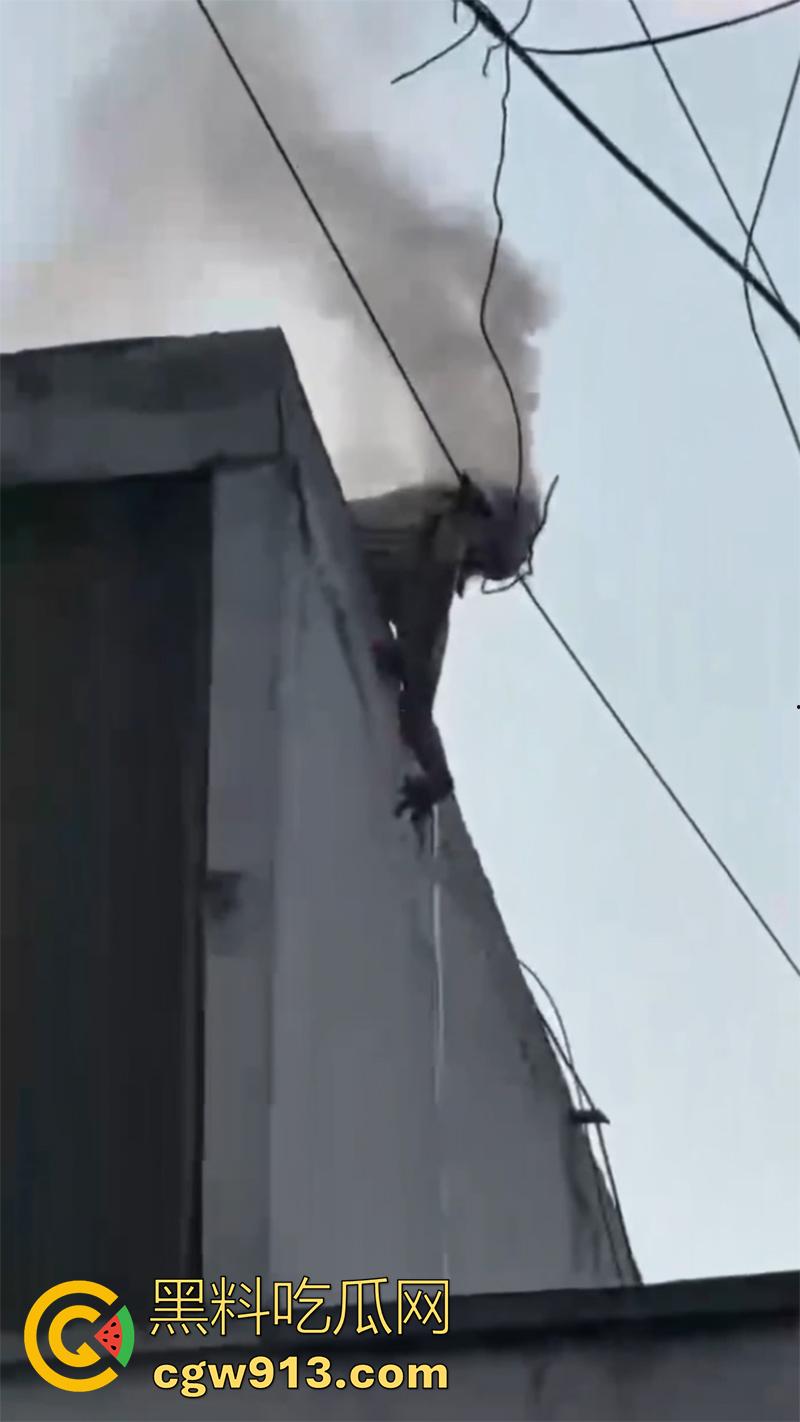 偷情人妻竟丢了命, 四川成都郫县一男子,偷情彩票站老板娘,老公突然回来只能躲在楼顶,竟被当场电死!