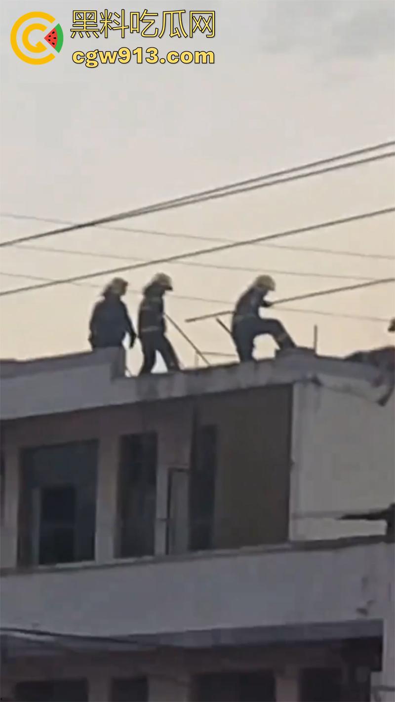 偷情人妻竟丢了命, 四川成都郫县一男子,偷情彩票站老板娘,老公突然回来只能躲在楼顶,竟被当场电死!