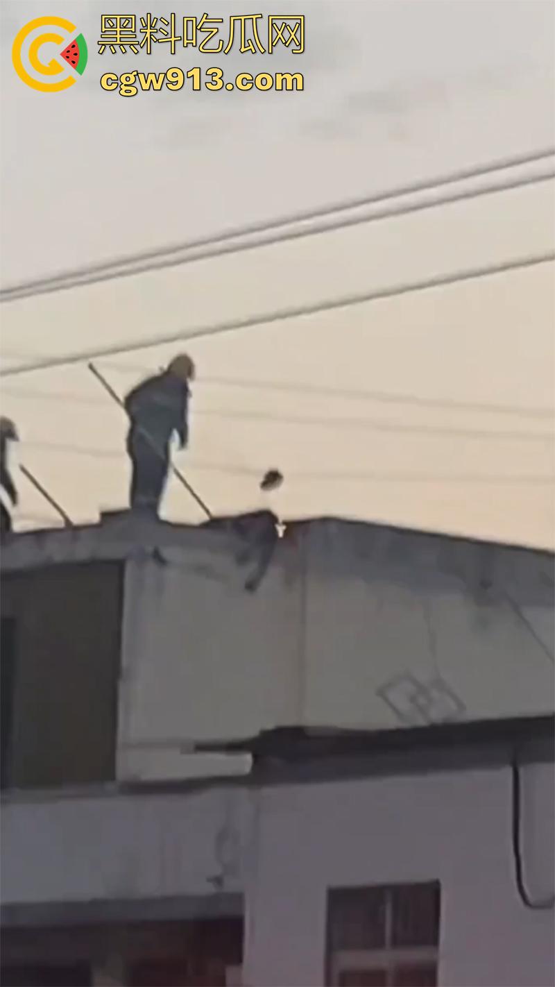 偷情人妻竟丢了命, 四川成都郫县一男子,偷情彩票站老板娘,老公突然回来只能躲在楼顶,竟被当场电死!