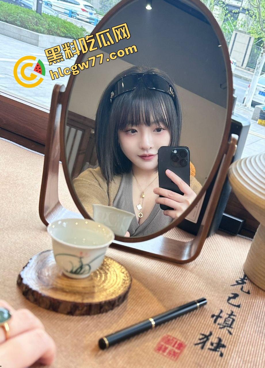 长沙女高『杨娜』白天是人晚上是牲口,被包养后成了舔蛋接精不戴套的高级母狗!