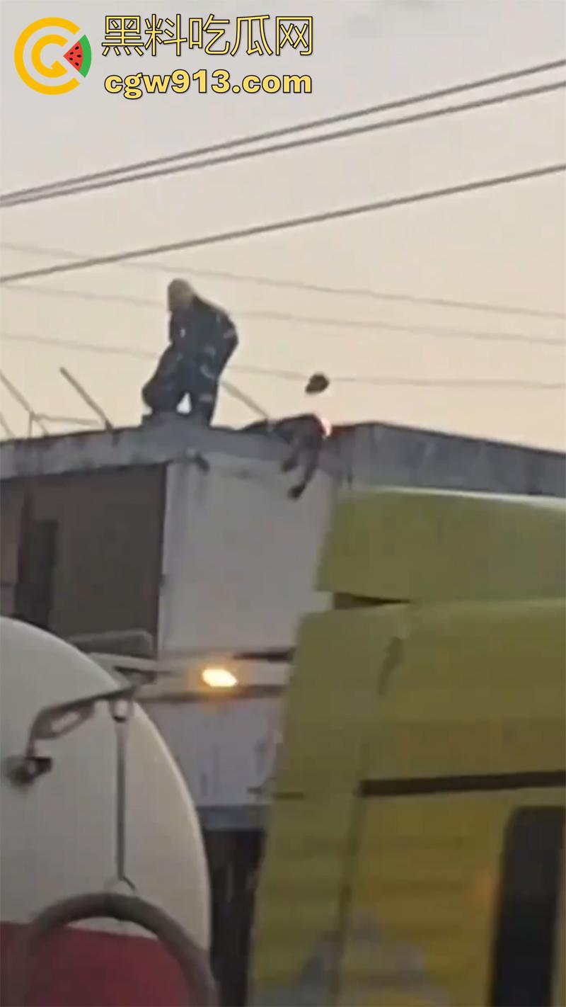 偷情人妻竟丢了命, 四川成都郫县一男子,偷情彩票站老板娘,老公突然回来只能躲在楼顶,竟被当场电死!