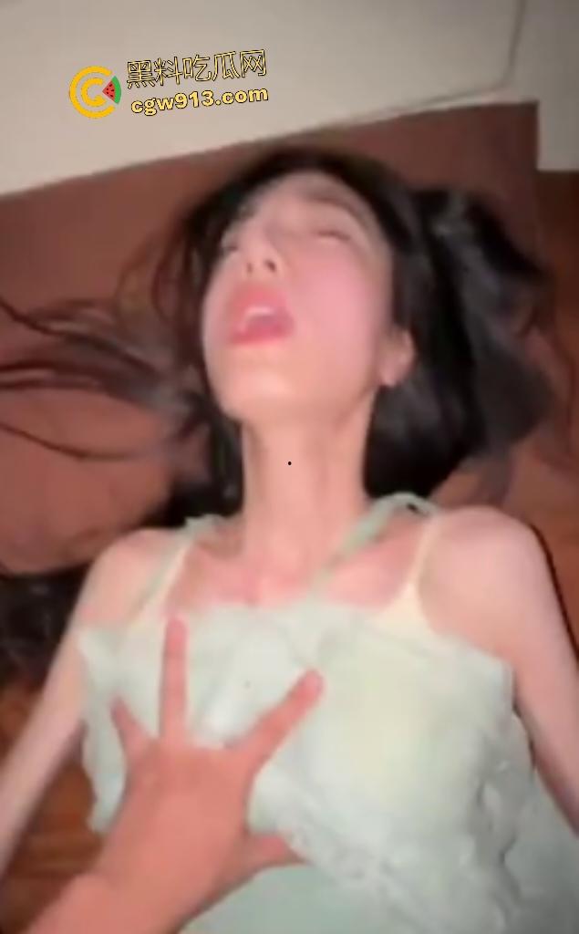 广州大学大三纤纤美女【谢雨】,白天学弟射脸敷精液面膜,晚上学长狂插骚逼,迟早玩松这嫩逼!