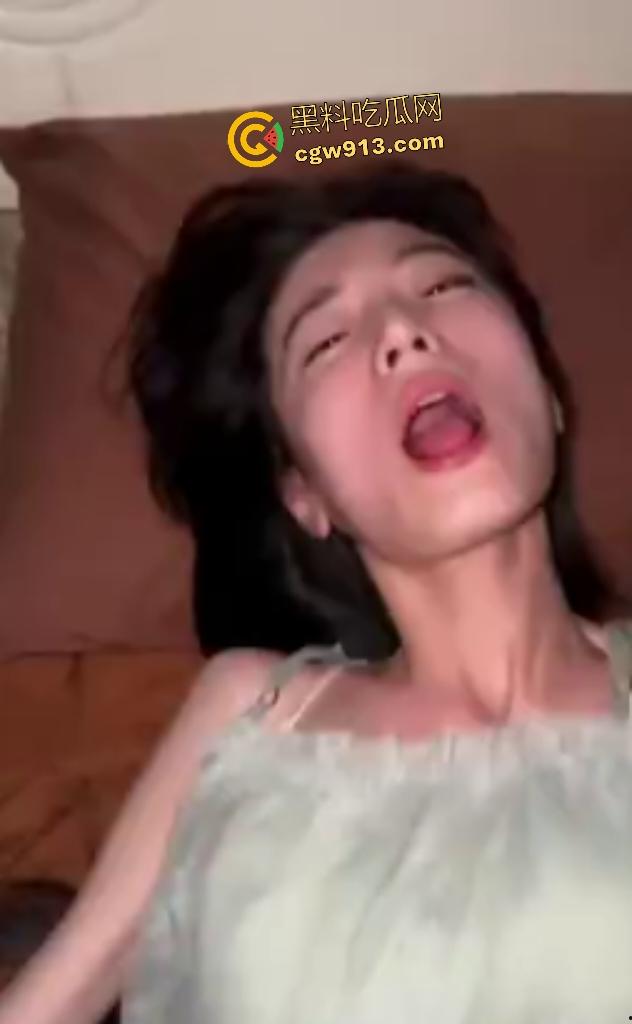 广州大学大三纤纤美女【谢雨】,白天学弟射脸敷精液面膜,晚上学长狂插骚逼,迟早玩松这嫩逼!