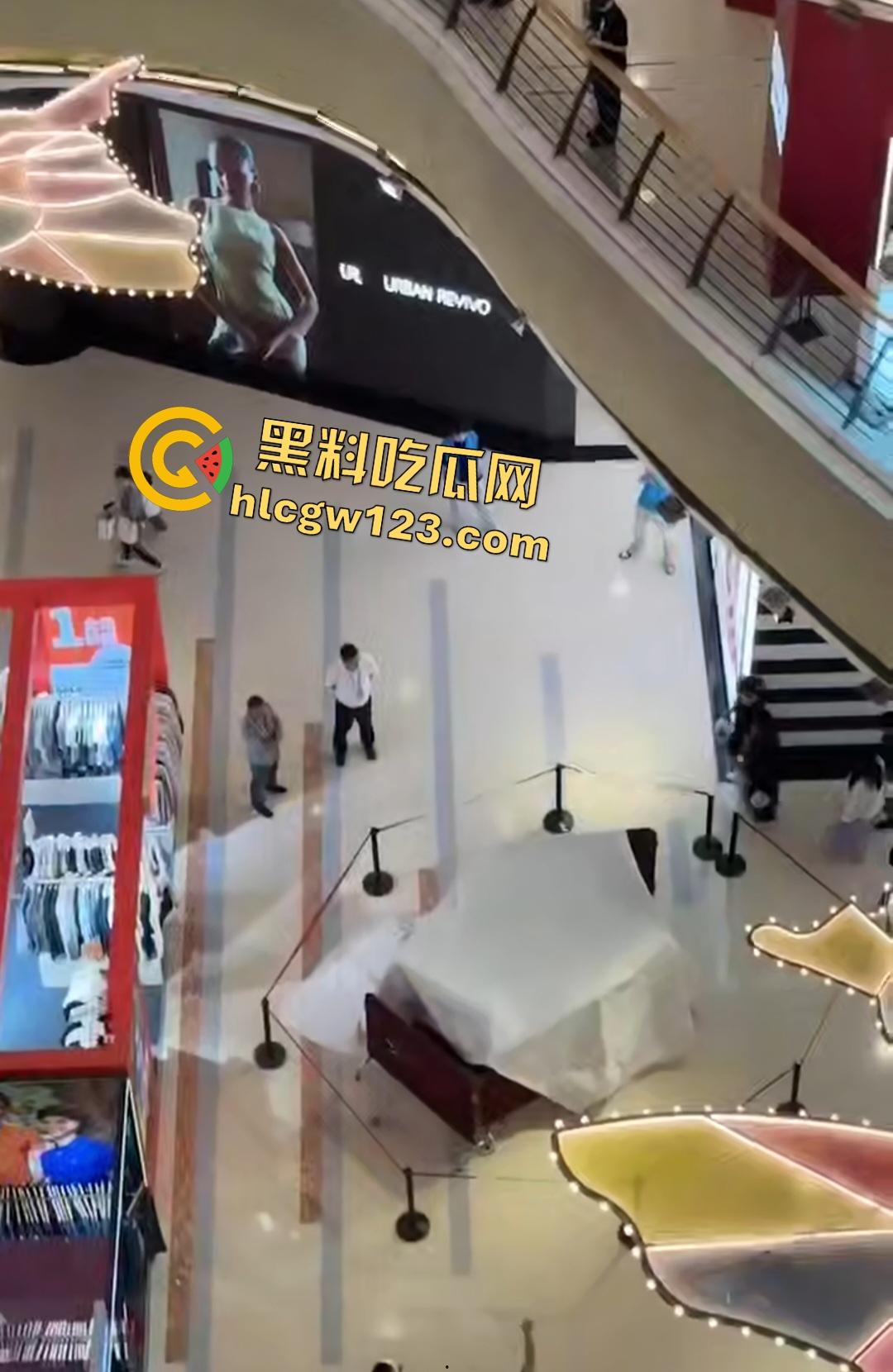 扬州京华城26岁女孩为茶颜悦色跳楼自杀!因男友买蜜雪冰城崩溃,男友终于解脱了!