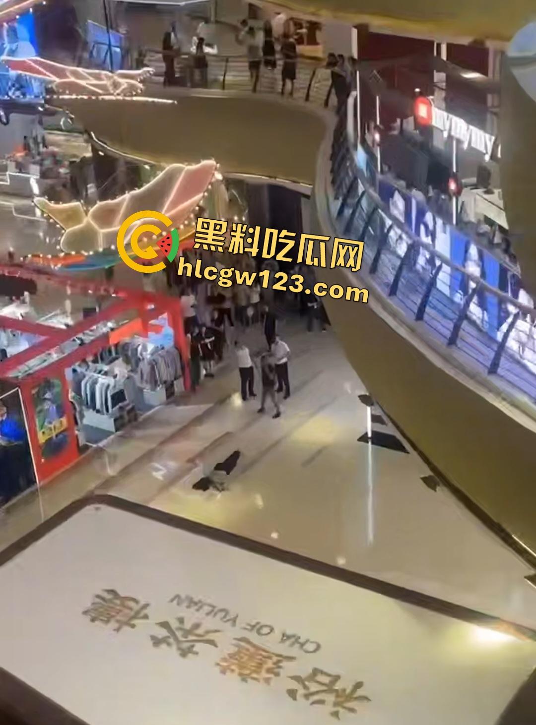 扬州京华城26岁女孩为茶颜悦色跳楼自杀!因男友买蜜雪冰城崩溃,男友终于解脱了!