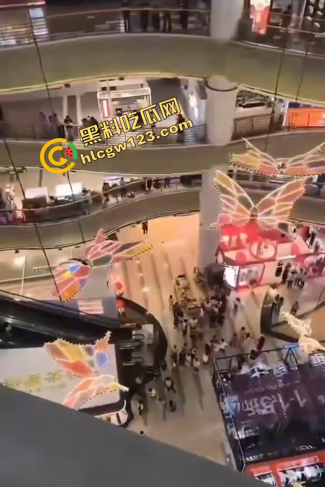 扬州京华城26岁女孩为茶颜悦色跳楼自杀!因男友买蜜雪冰城崩溃,男友终于解脱了!